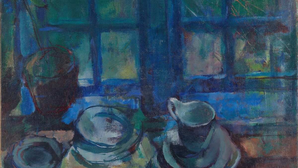 Kopp med skål og tallerken på en kjøkkenbenk foran et vindu. Blått. Maleri.
